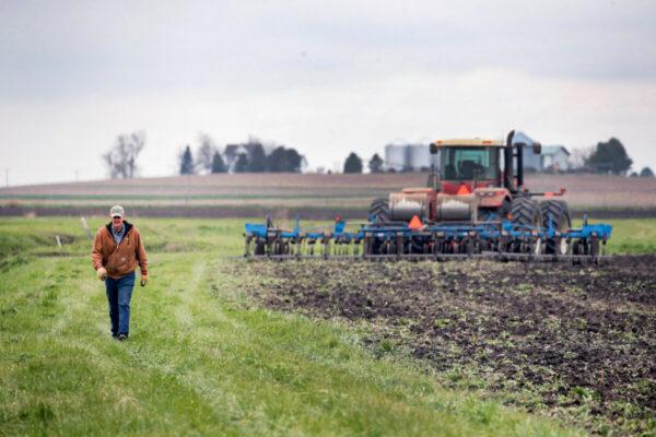 U.S. farmer Roger Murphy puts fertilizer in the ground near Dwight, Ill., on April 23, 2020. (Scott Olson/Getty Images)