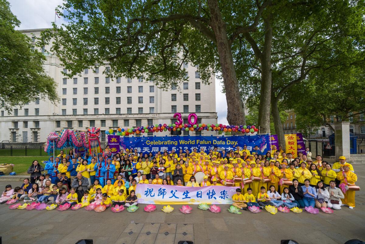 Falun Dafa practitioners send birthday greetings to Li Hongzhi in London on May 7, 2022. (Yan Ning)