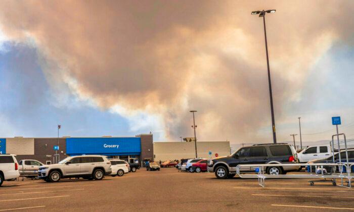 Strong, Swirling Winds Complicate New Mexico Wildfire Fight