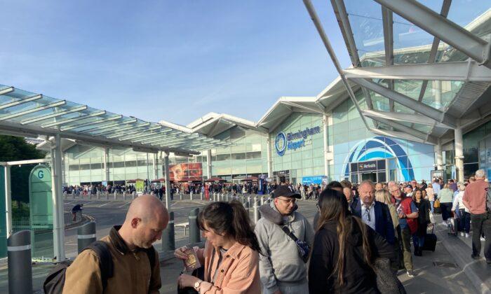 Passengers Forced to Wait Outside UK Airport for Hours as Staff Shortage Persists