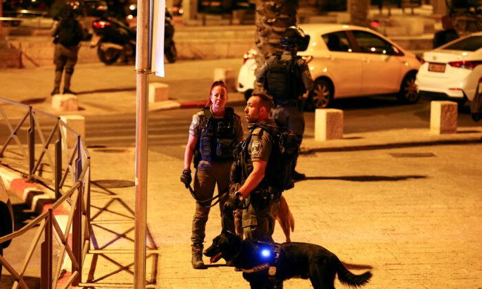 Israeli Border Policeman Stabbed While Attempting to Question Palestinian at Damascus Gate Amid Wave of Terror Attacks