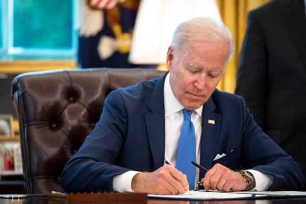 President Joe Biden signs the Ukraine Democracy Defense Lend-Lease Act of 2022 in the Oval Office of the White House, on May 9, 2022. (Drew Angerer/Getty Images)