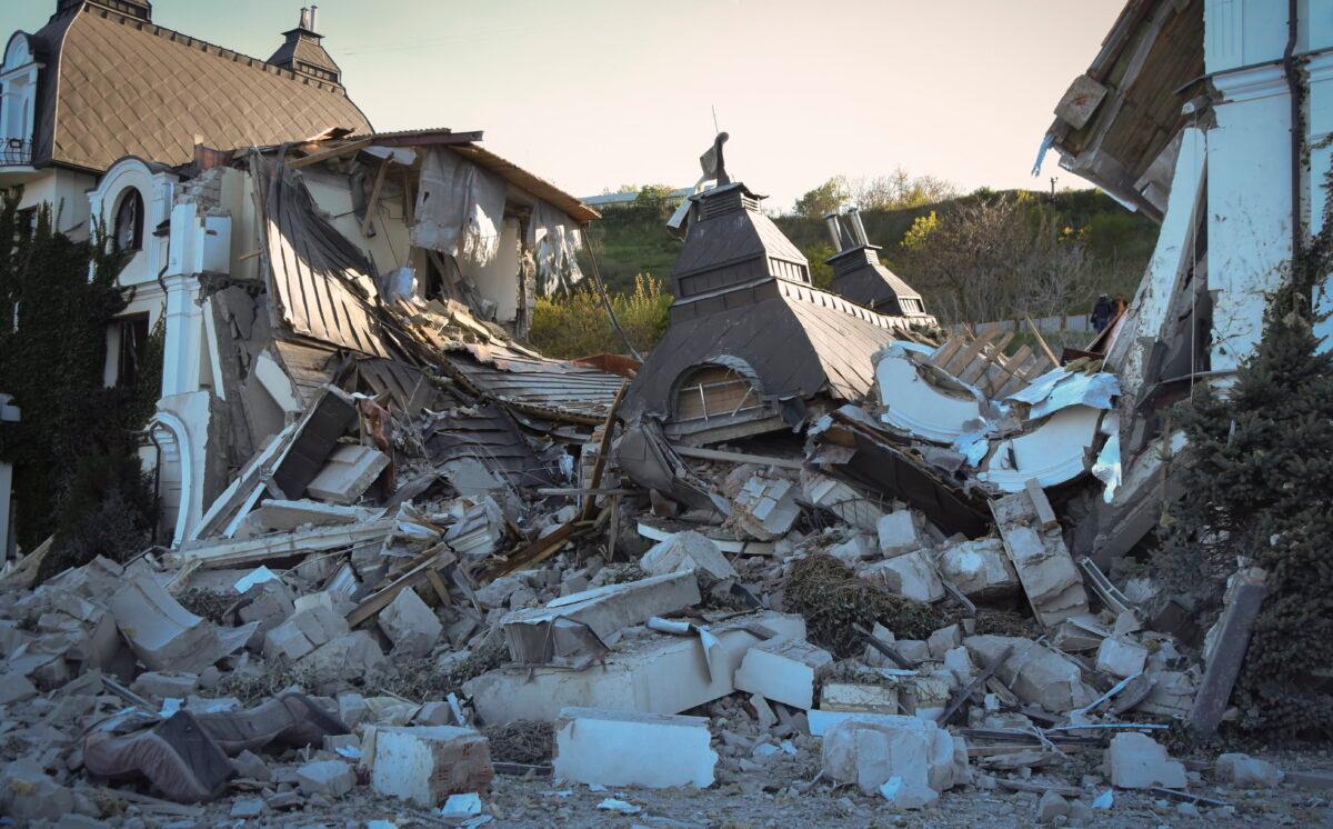  The Grande Pettine Hotel in Odessa, Ukraine, was destroyed by a missile. (Max Pshybyshevsky/AP)