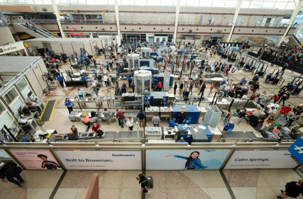 Travelers queue up at the south security checkpoint in the main terminal of Denver International Airport in Denver on May 26, 2022. (David Zalubowski/AP Photo)