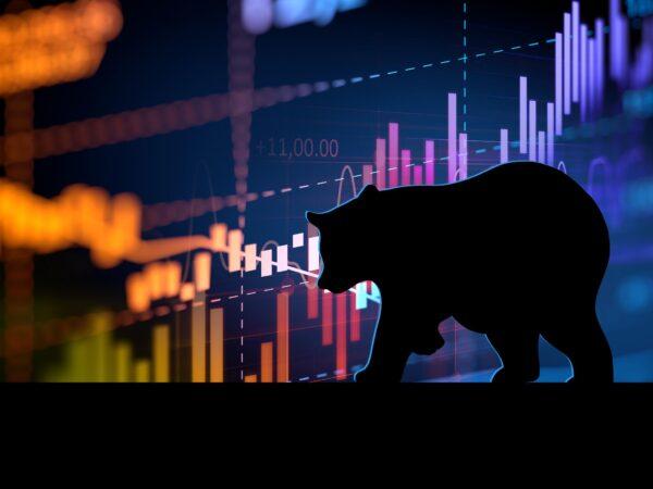 In the bear market, investors should keep calm and think about the best solution. (ShutterStock)