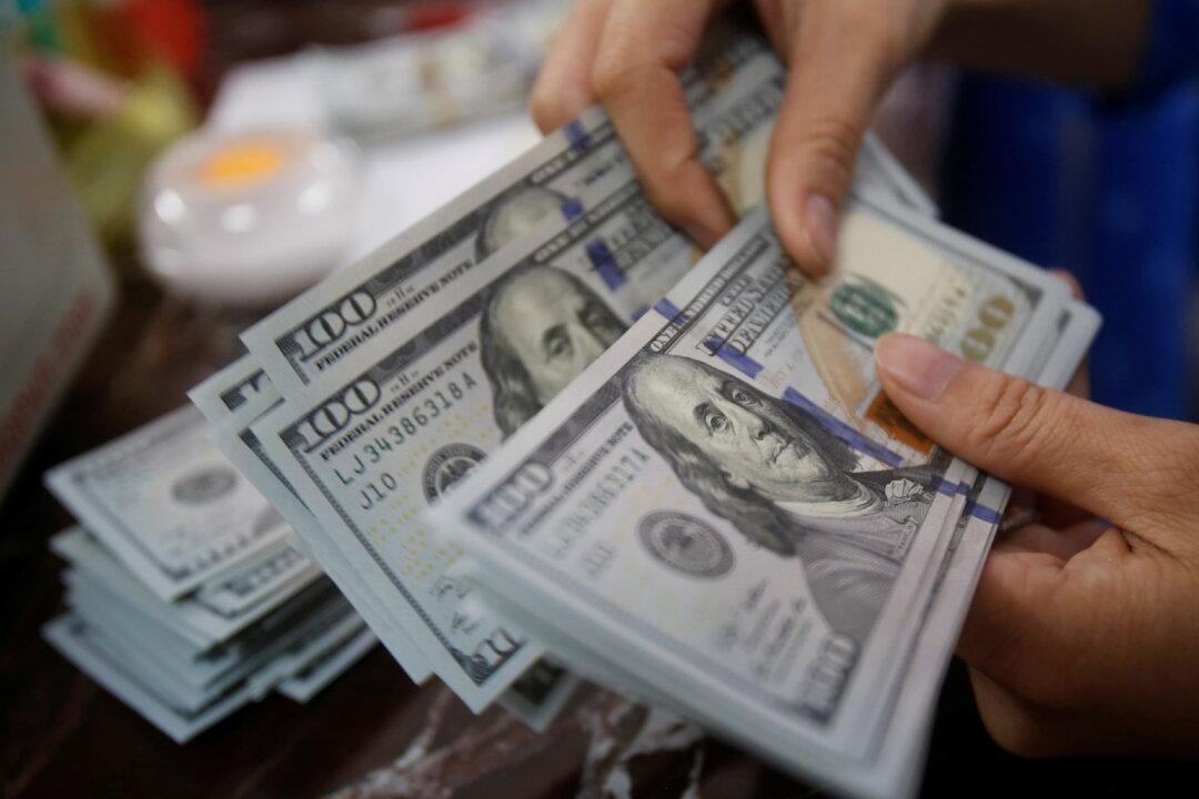 Dollar Edges up Against Euro, Hits Two-Week High Versus Yen