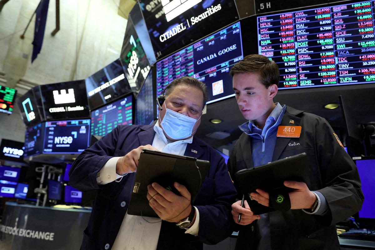 Stocks Sink as Wall Street Eyes Downside of Jobs Data