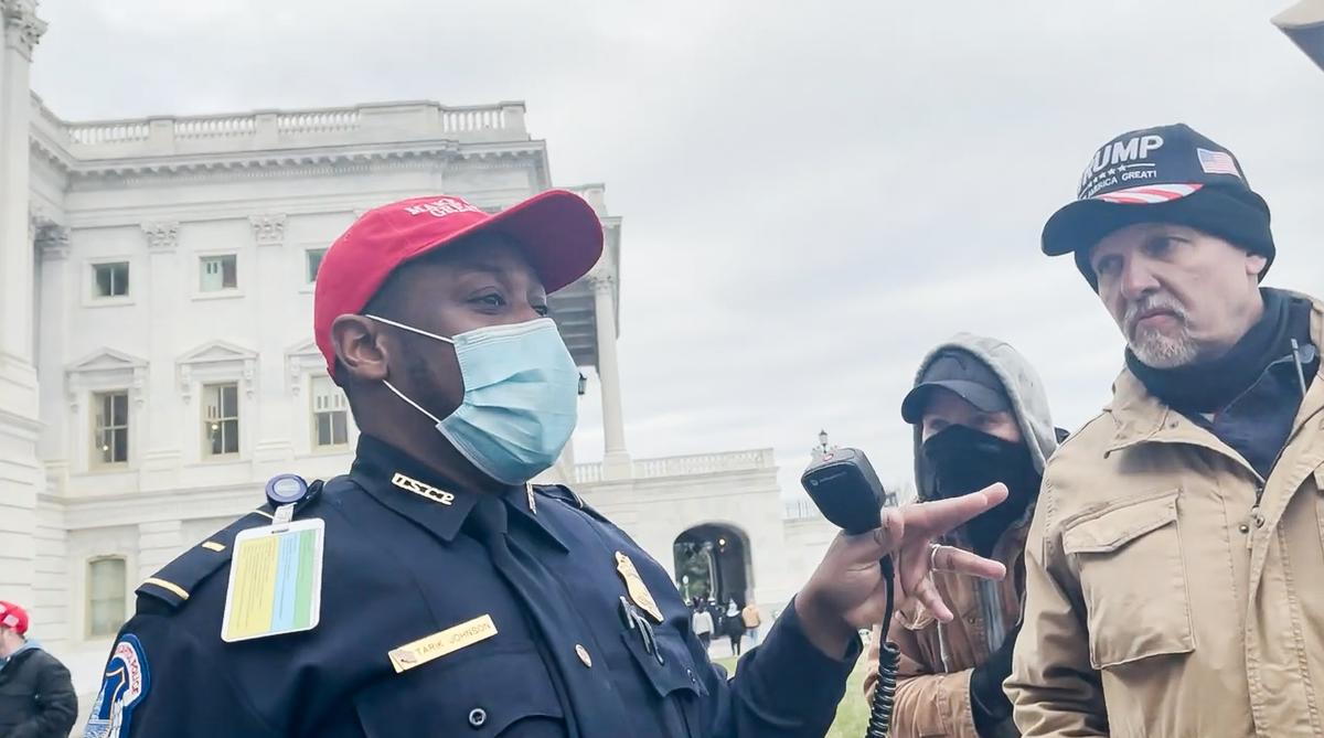 Lt. Tarik Johnson talks to a group of Oath Keepers about police officers trapped in the U.S. Capitol on Jan. 6, 2021. (Rico La Starza, Archive.org/Screenshot via The Epoch Times)