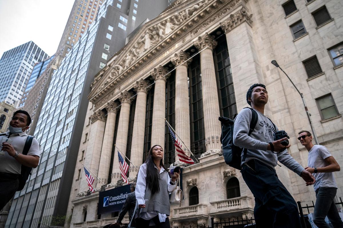 Stocks Fall Further on Wall Street a Day After Big Sell-Off