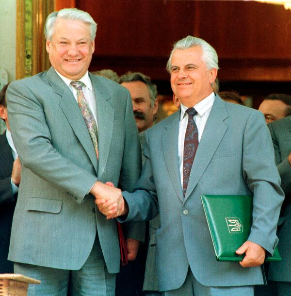Russian President Boris Yeltsin (L) shakes hands with Ukrainian President Leonid Kravchuk during his visit to Yalta, Ukraine, on Aug. 3, 1992. (Efrem Lukatsky/AP Photo)