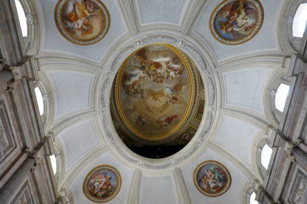 The massive arched and ribbed ceiling above the “Grand Staircase of Honor” has an oculus opening and a large central mural in the domed area it creates. From this space, unseen musicians would play music for the king and his guests with the illusion that it was being played by the angels themselves. (Richard Mortel/Flickr/CC BY 2.0)