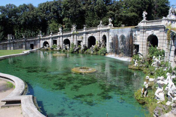 The largest fountain at the Royal Park is the magnificent, Neoclassical “Fountain of Aeolus.” The 262-feet-wide, semicircle fountain is four times larger than Rome’s Trevi Fountain and features dozens of mythologically-themed sculptures framed by arches and water features including a central waterfall. (Miguel Hermoso Cuesta/CC BY-SA 3.0)