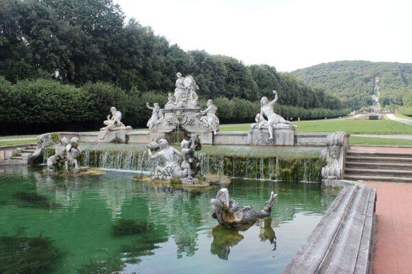 The “Fountain of Ceres” is one of a string of fountains along the waterway that is fed by the “Great Waterfall” in the distance. This man-made waterfall is fed by the “Acquedotto Carolino,” a 23-mile-long aqueduct that was built to provide water to the palace. The sculptures were made out of Carrara marble and travertine by sculptor Gaetano Salomone. (Miguel Hermoso Cuesta/<a class="mw-mmv-license" href="https://creativecommons.org/licenses/by-sa/3.0" target="_blank" rel="noopener">CC BY-SA 3.0</a>)