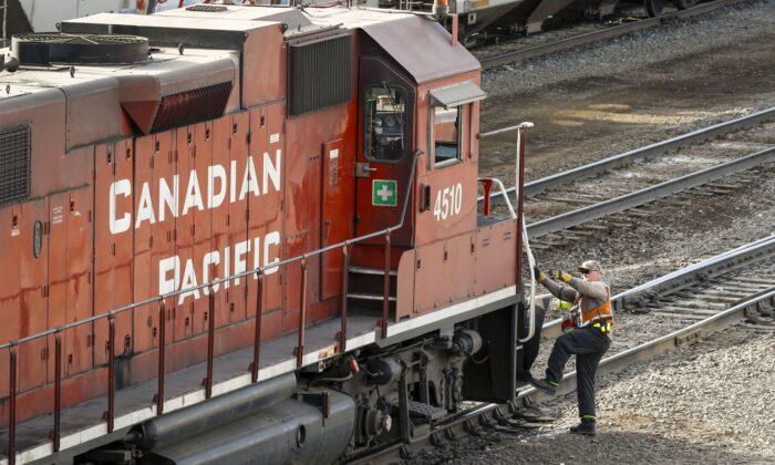 Poor Rail Service Costing Agriculture Sector, Canadian Economy, Industry Insiders Say