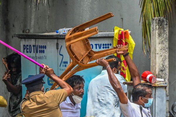 Demonstrators and government supporters clash outside the official residence of Sri Lanka's Prime Minister Mahinda Rajapaksa, in Colombo on May 9, 2022. (Ishara S. Kodikara/AFP via Getty Images)