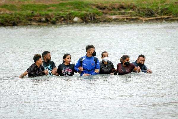  A group of Nicaraguans and Cubans crosses the Rio Grande from Mexico into Eagle Pass, Texas, on April 25, 2022. (Charlotte Cuthbertson/The Epoch Times)