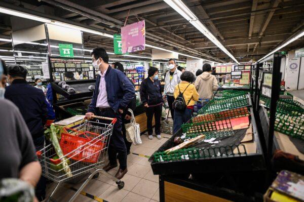 People buy food and household items at a supermarket in Beijing on May 12, 2022. (JADE GAO/AFP via Getty Images)
