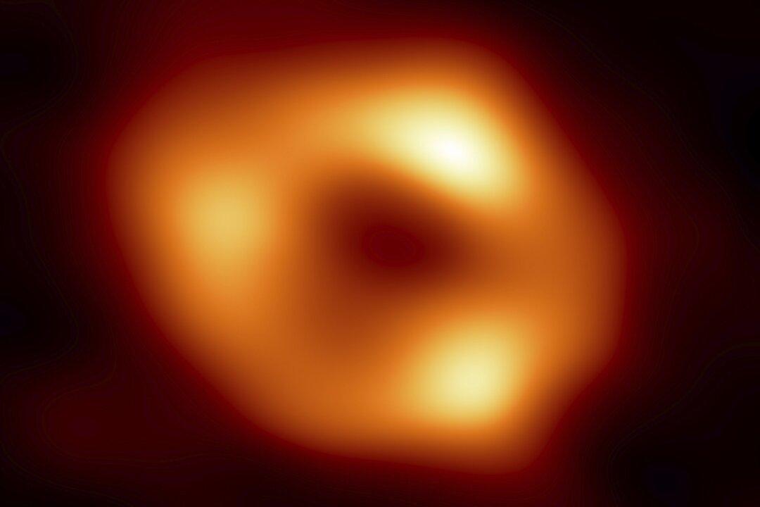 Astronomers Capture 1st Image of Milky Way’s Huge Black Hole