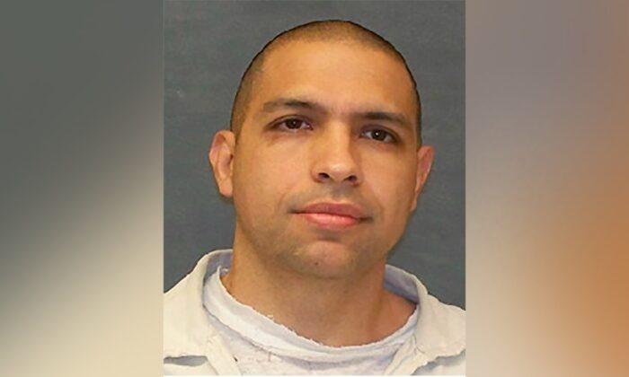 Texas Inmate Who Escaped Bus Got out of Restraints, Cage