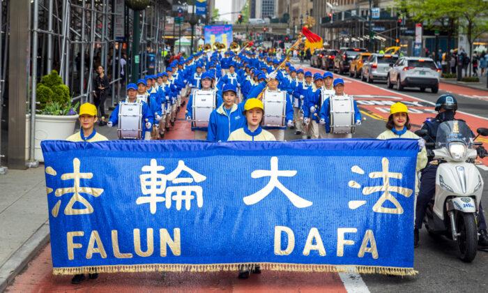 4,000 Join New York City Parade Marking 30 Years Since Introduction of Falun Gong