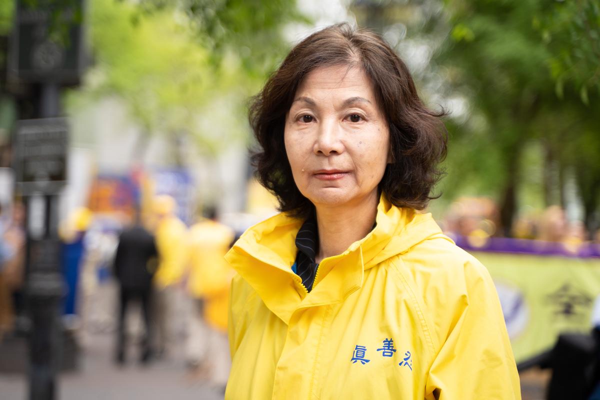 Mi Ruijing takes part in a parade marking the 30th anniversary since the practice's introduction to the public, in Manhattan, New York City, on May 13, 2022. (Samira Bouaou/The Epoch Times)