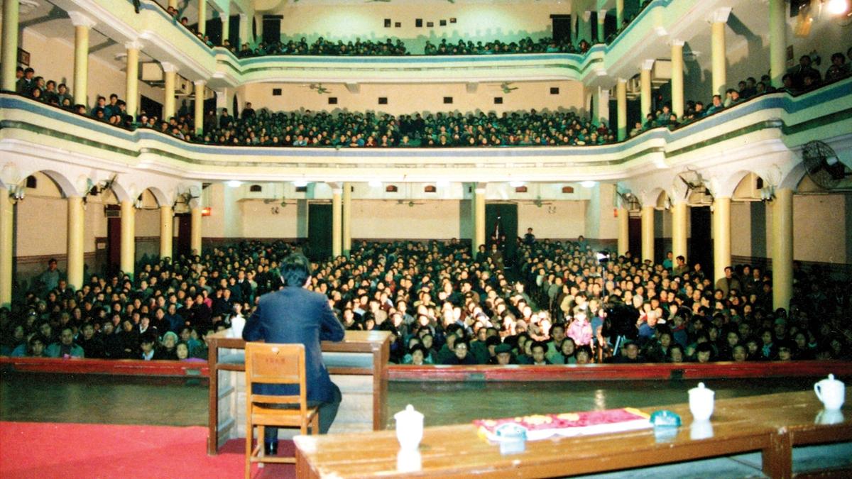 Mr. Li Hongzhi’s lecture on Falun Gong in Wuhan, Hubei Province, China, in 1993. (Courtesy of Minghui.org)