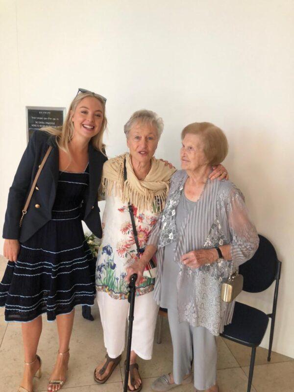 Jessica Sepel with her grandmas. (JSHealth)
