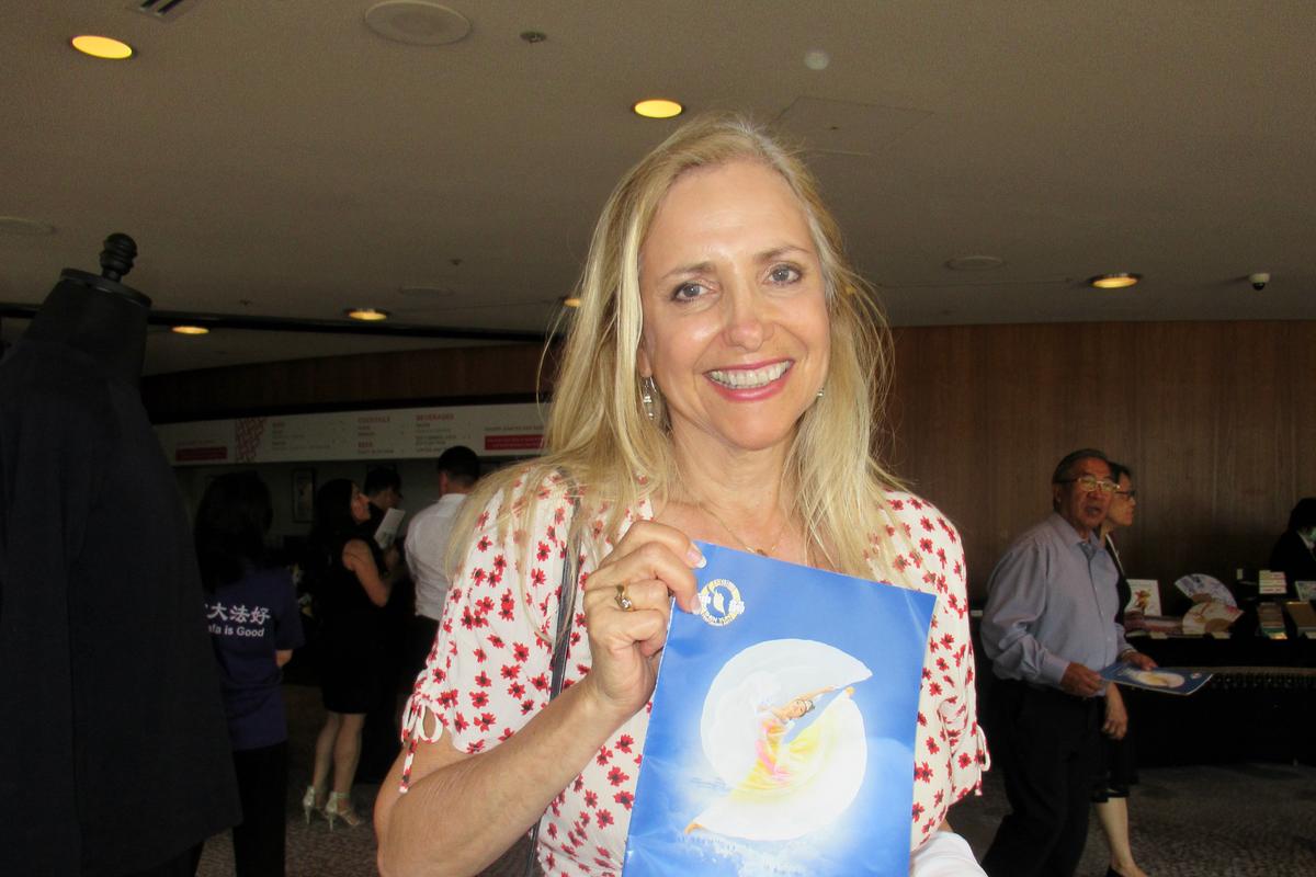 Professor of Photography Amazed by Expressions of Color in Shen Yun