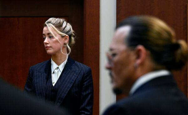  Actors Amber Heard and Johnny Depp, watch the jury arrive in the courtroom at the Fairfax County Circuit Courthouse in Fairfax, Va., on May 17, 2022. (Brendan Smialowski/Pool photo via AP)