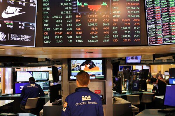 Traders work on the floor of the New York Stock Exchange during afternoon trading in New York on April 01, 2022. (Michael M. Santiago/Getty Images)