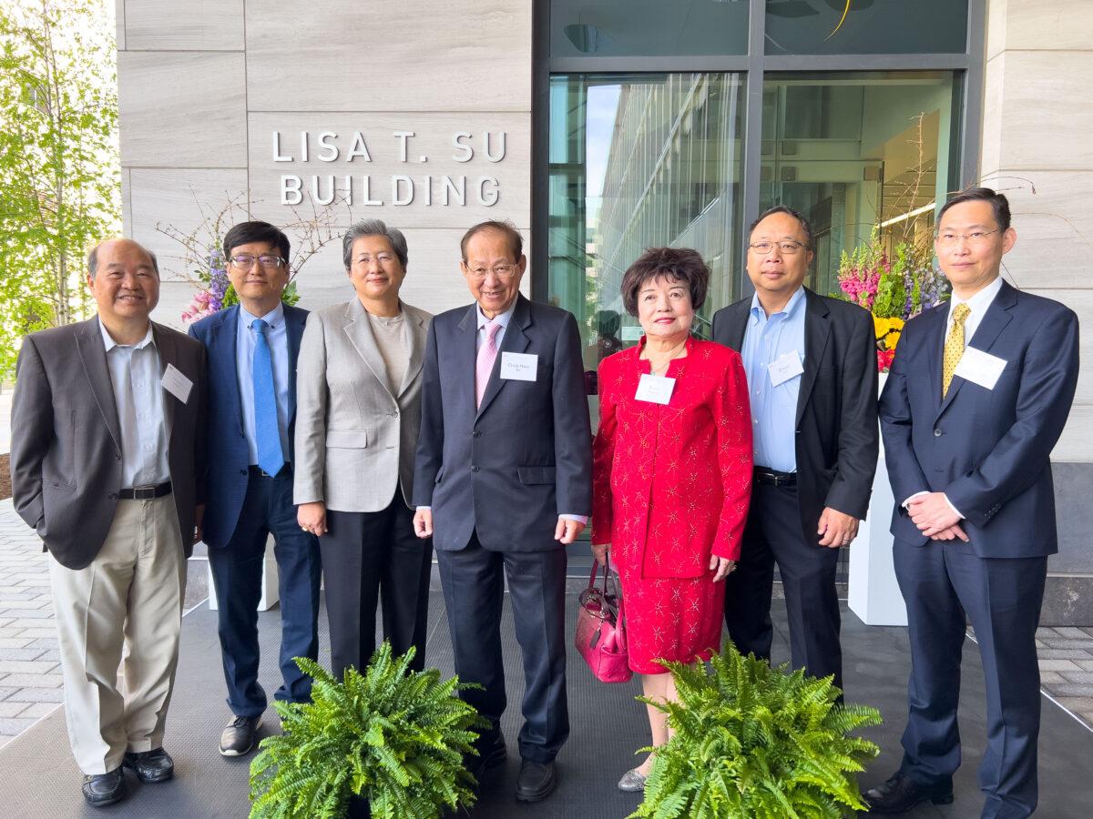 Lisa T. Su (third from left), her father Chun-Hwai Su (fourth from left), her husband Daniel Lin (second from right), and friends. (Learner Liu/The Epoch Times)