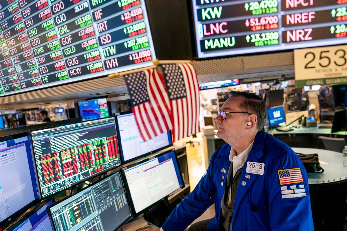 Stocks Fall Sharply as Target’s Woes Renew Inflation Fears