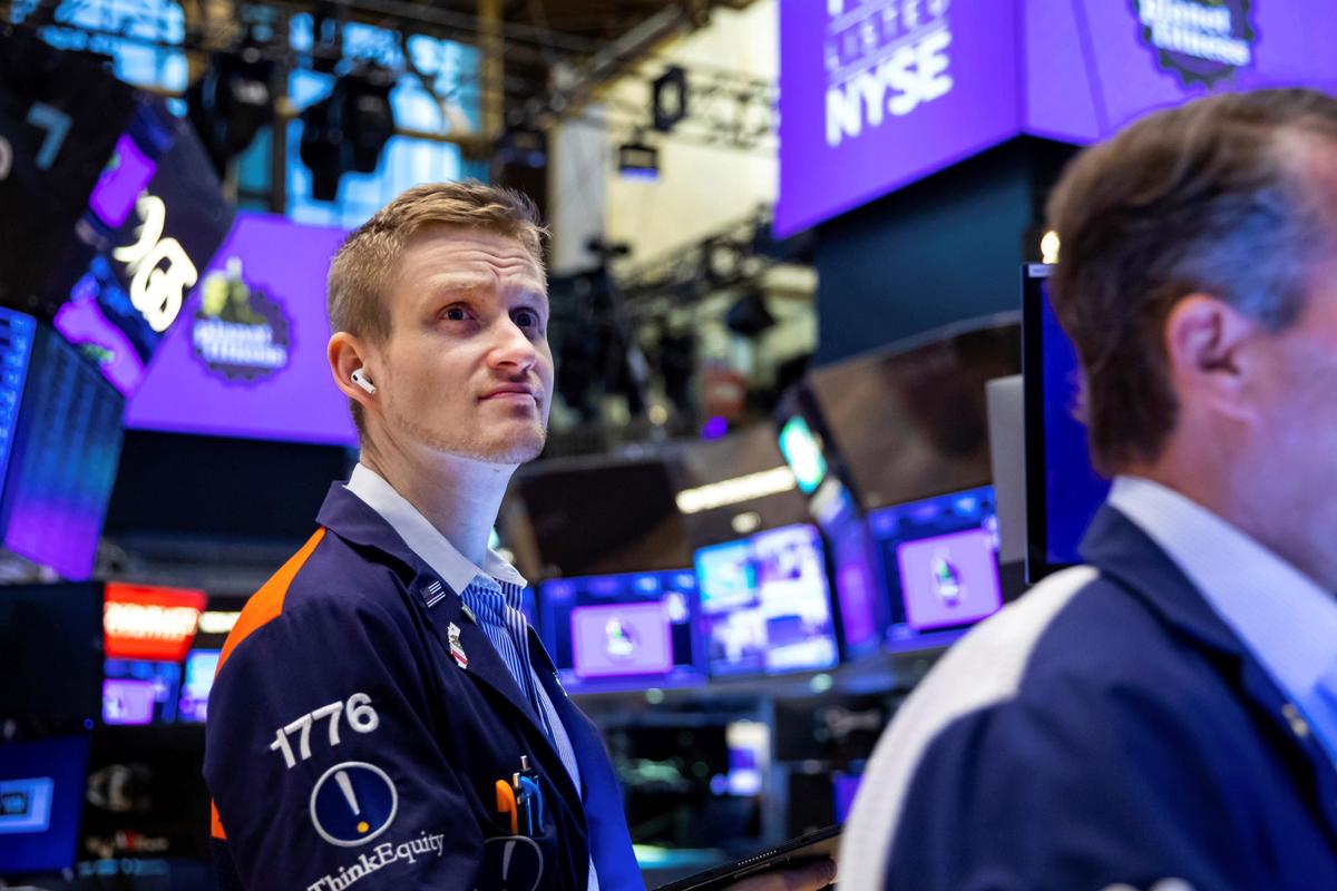 Sharp Drop in Retailers Helps Pull Wall Street Indexes Lower