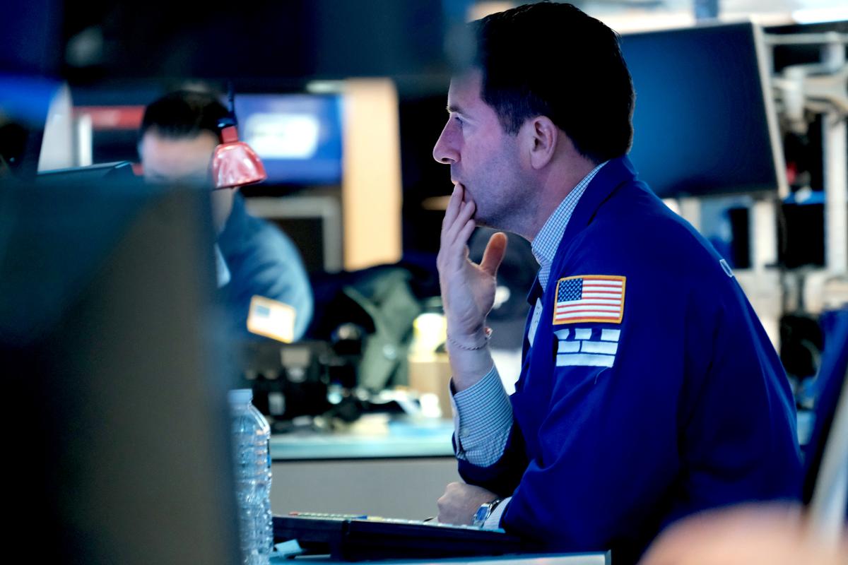 Traders work on the floor of the New York Stock Exchange (NYSE) on April 25, 2022. (Spencer Platt/Getty Images)