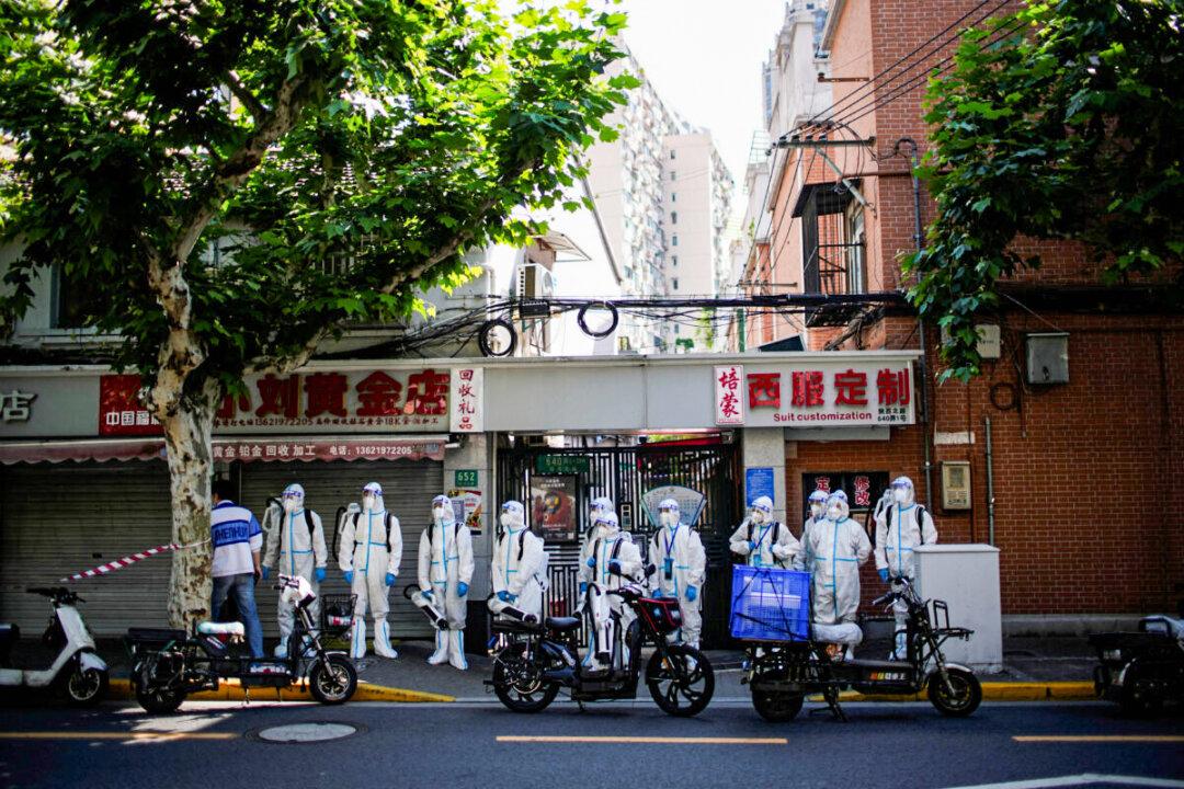 Shanghai’s Pandemic Control Staff are Disinfecting Residences