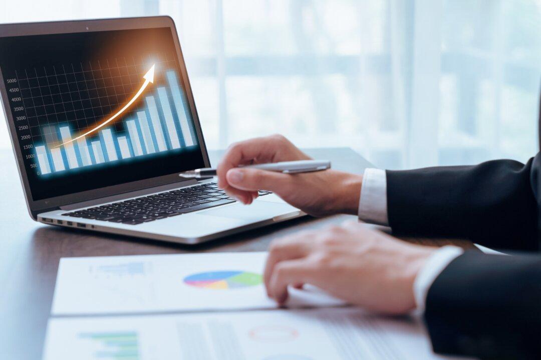 How to Choose Between Index Funds and ETFs