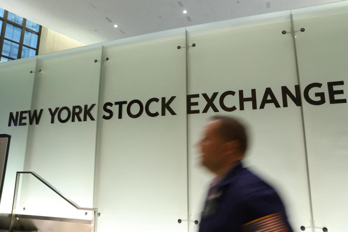 World Stocks Slide as Growth Fears Persist, Safe-Havens Gain