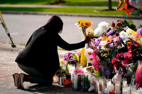 Shannon Waedell-Collins pays her respects at the scene of Saturday's shooting at a supermarket in Buffalo, N.Y., on May 18, 2022. (Matt Rourke/AP Photo)