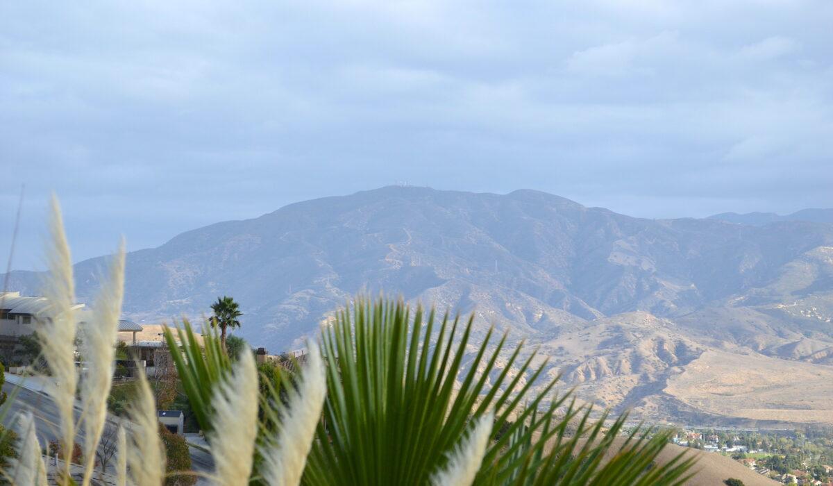 Santa Ana Mountains seen from Hidden Hills Estate in Yorba Linda, California. (Wikimedia Commons/Nandaro (CC BY-SA 3.0 [https://creativecommons.org/licenses/by-sa/3.0/deed.en]))