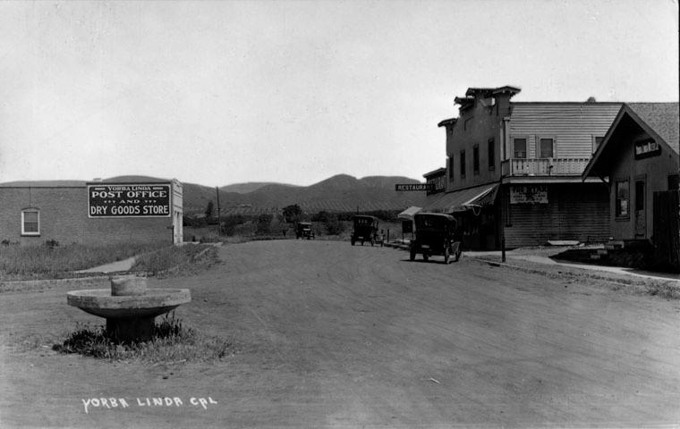A street in Yorba Linda in the 1920s with the post office and a few shops. (Public Domain)