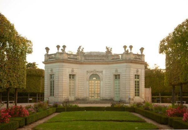 Royal architect Ange Jacques-Gabrielle designed the French Pavilion as a vast rotunda supported by four small wings. The four façades represent and depict the four seasons. The façade is topped with a balustrade, sculptures of children, and flower-filled vases. (J.H. Smith/Cartio)