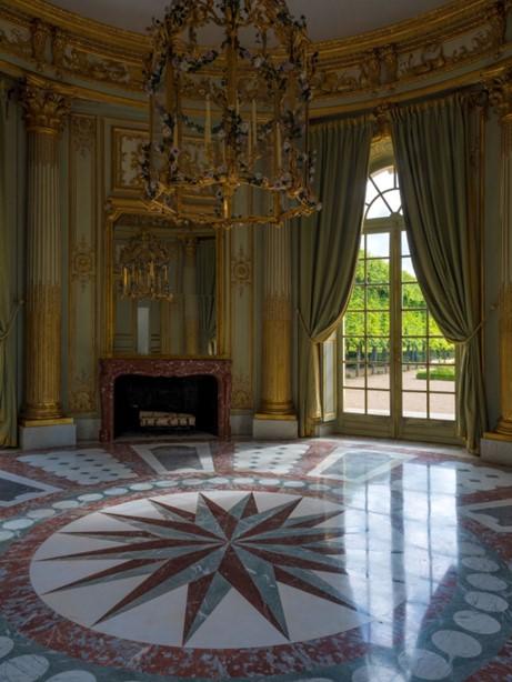 The main octagonal reception room of the French Pavilion where summer luncheons and royal feasts would occur. The bas-relief ornamentation above the columns represents a variety of fruit and vegetables grown on the estate. (T. Garnier/Château de Versailles)