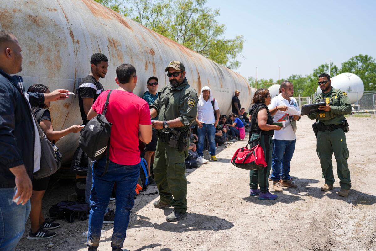Border Patrol agents apprehend a large group of illegal immigrants near Eagle Pass, Texas, on May 20, 2022. (Charlotte Cuthbertson/The Epoch Times)