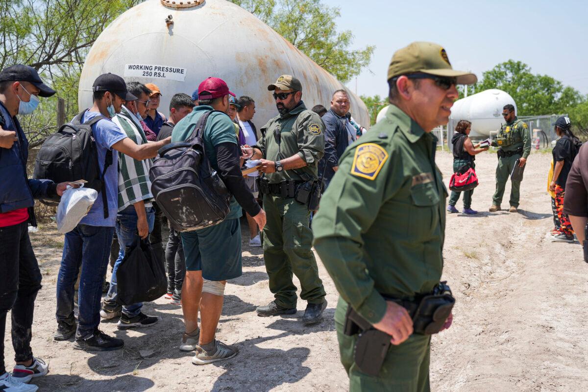  Border Patrol agents apprehend a large group of illegal immigrants near Eagle Pass, Texas, on May 20, 2022. (Charlotte Cuthbertson/The Epoch Times)
