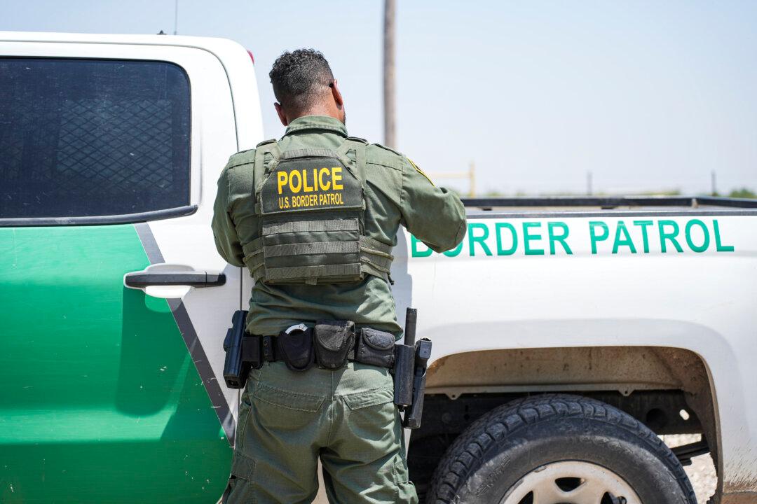 Texas Judge Blocks Federal Policy Letting ‘Criminal Aliens’ ’Roam Free’