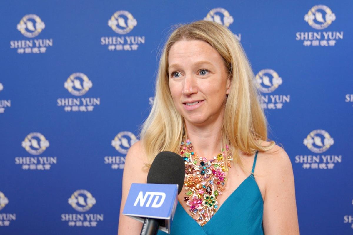 Civil Servant Says Shen Yun Makes Her Hopeful and Happy