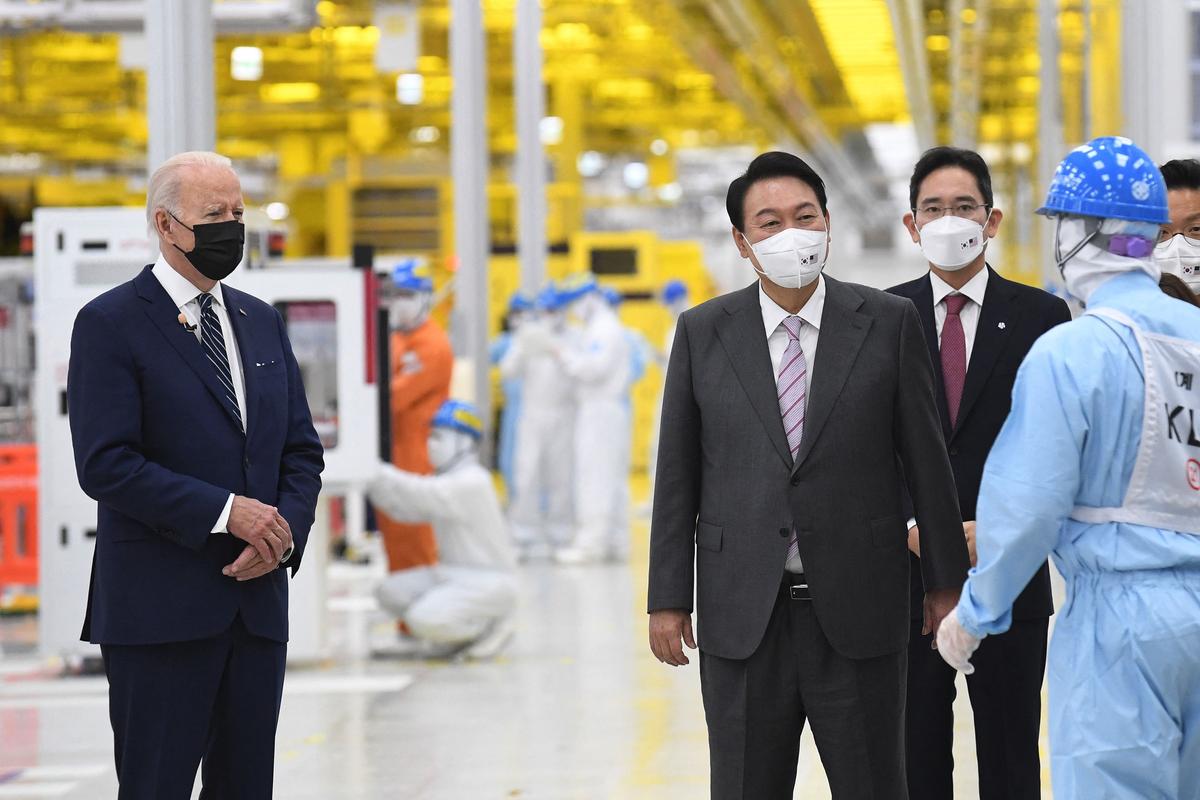 President Joe Biden (left) and South Korean President Yoon Suk-yeol (center) and Samsung Electronics Co. Vice Chairman Lee Jae-yong (right) during their visit to the Samsung Electronic Pyeongtaek Campus in Pyeongtaek on May 20. (Kim Min-hee/Pool/AFP via Getty Images)