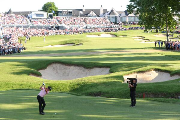 Justin Thomas of the United States plays a second shot on the 18th hole, the third playoff hole during the final round of the 2022 PGA Championship at Southern Hills Country Club, in Tulsa, on May 22, 2022. (Andrew Redington/Getty Images)