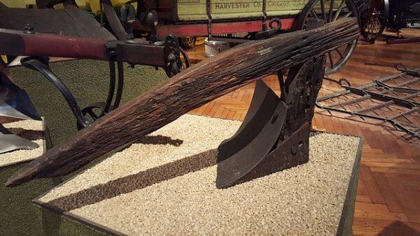 An early version of John Deere’s single bottom moldboard plow made around 1845 in Grand Detour, Ill. This plow is on display at The Henry Ford Museum. (CC BY-SA 4.0, CreativeCommons.org/licenses/by-sa/4.0)