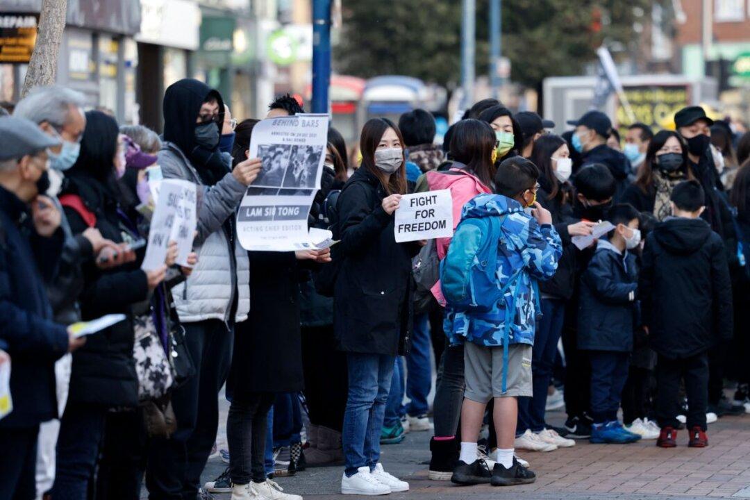 Hong Kong Migrants Warn UK Government to Be Wary of CCP Infiltration